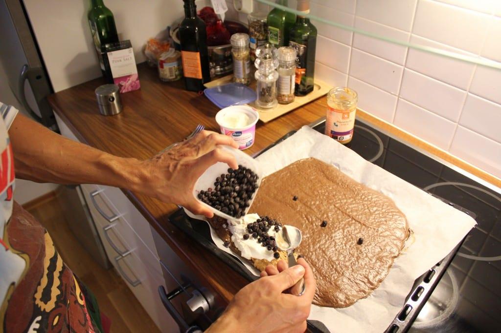 Proteiinipannukakun täyttäminen mustikoilla ja maapähkinävoilla