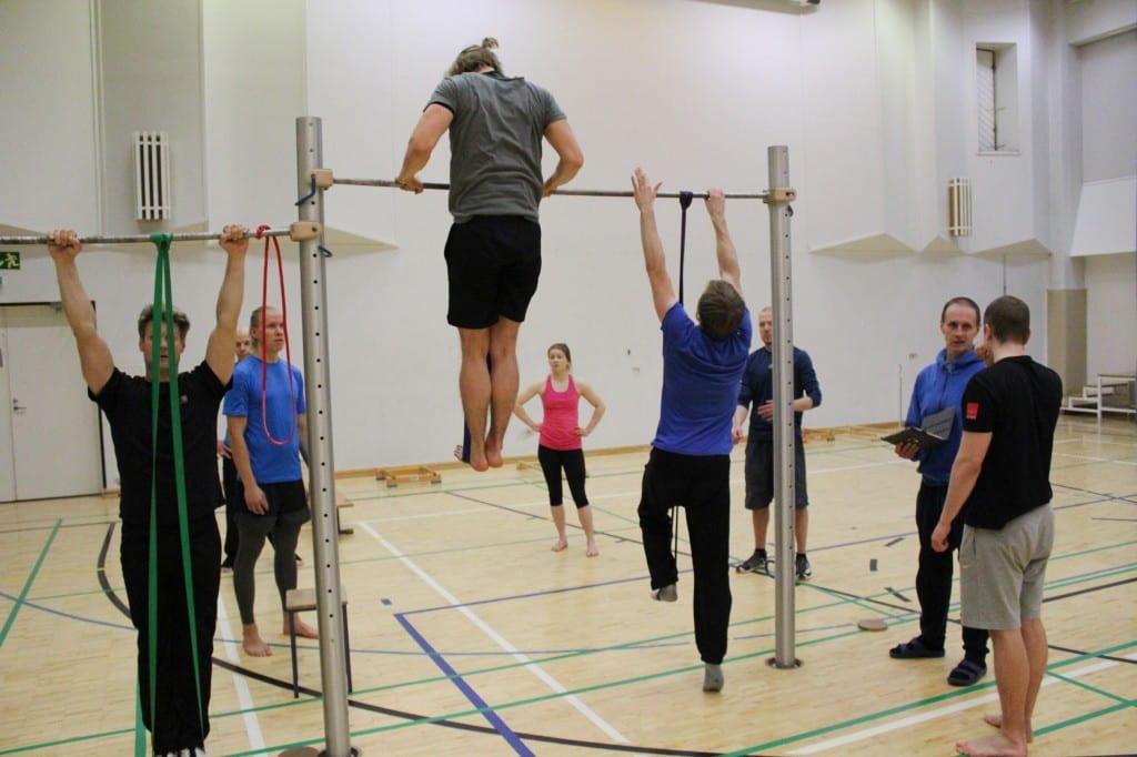 Palomiespunnerrus (muscle up) on haastava liike, jota voi harjoitella helpotettuna vastuskuminauhojen avulla.